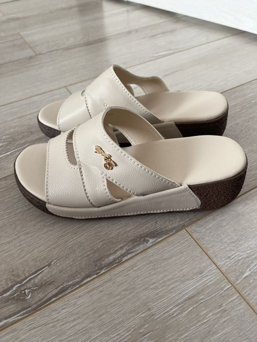 Продам новые босоножки.