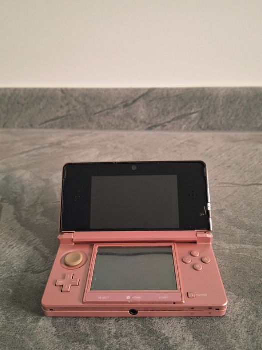 Nintendo 3DS XL roz – funcțional, stare bună