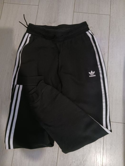 Vând pantaloni de trening adidas de dama !