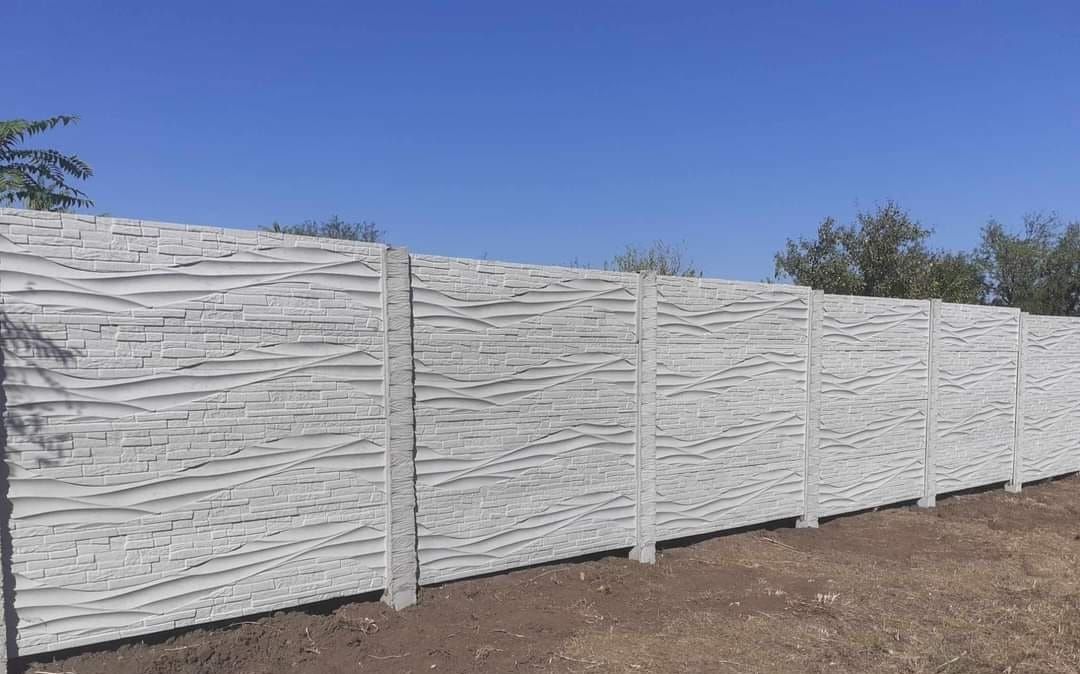 Gard beton din placi prefabricat