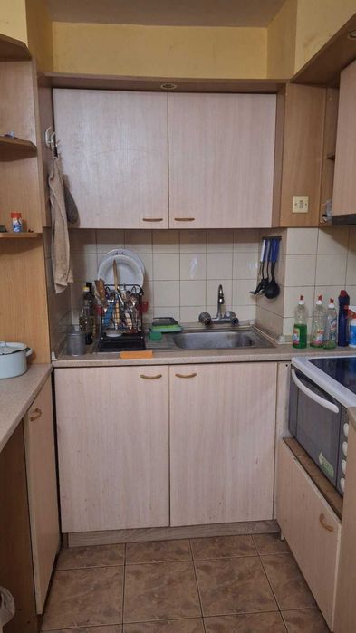 Продавам кухненски шкафове холна секция и спалня,и диван