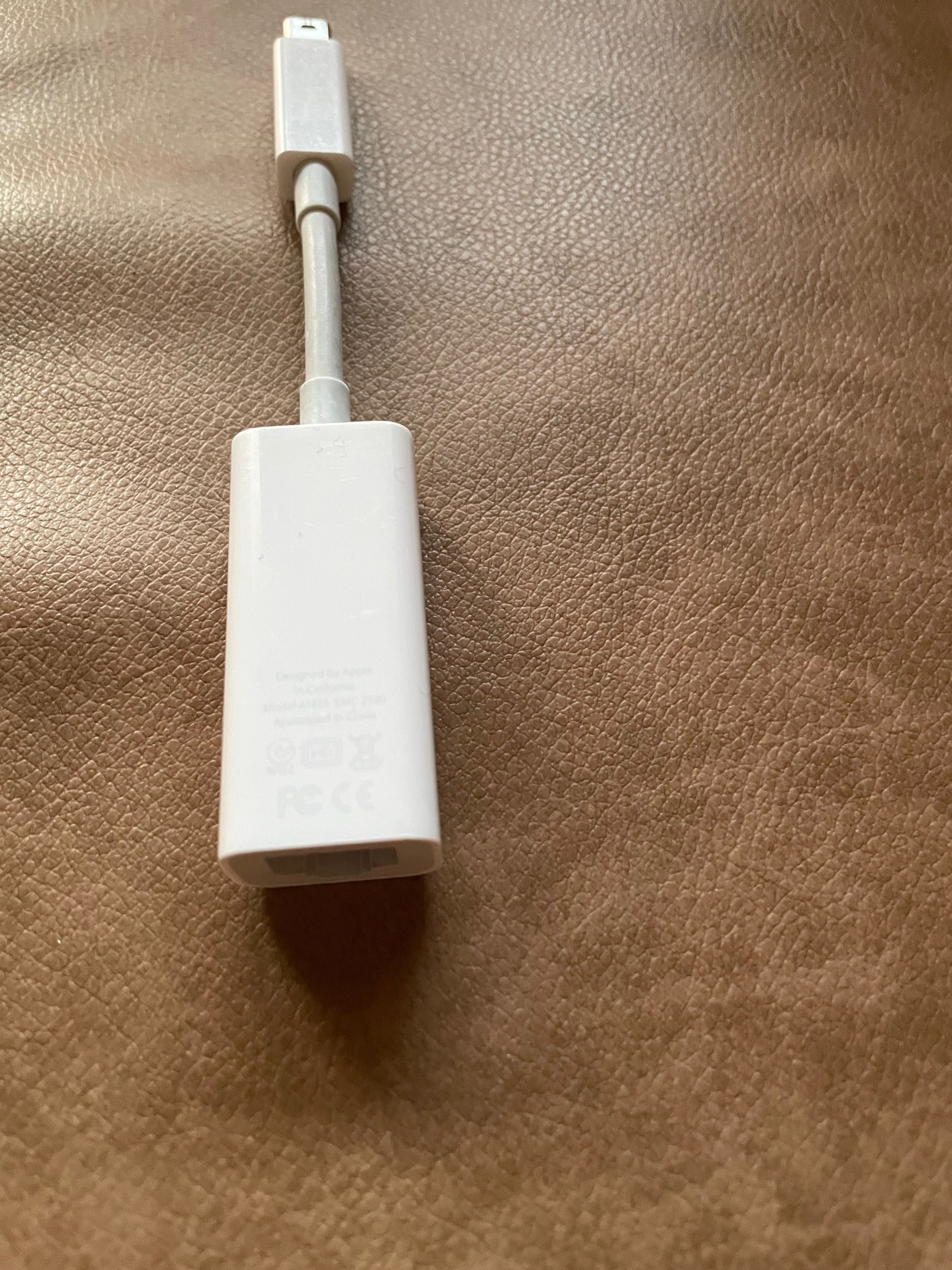 Адаптер Apple Thunderbolt към Gigabit Ethernet (md463zm/a)