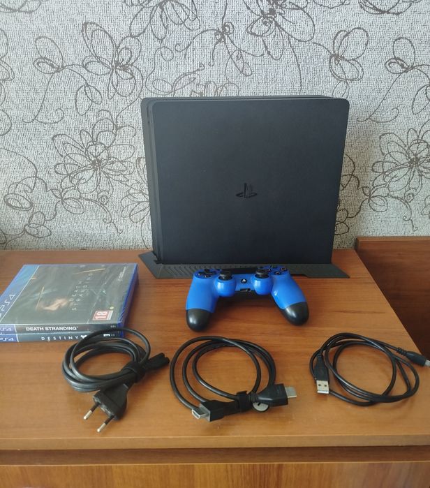 Playstation4 Slim 1TB + 2 игри + стойка + джойстик и кабели