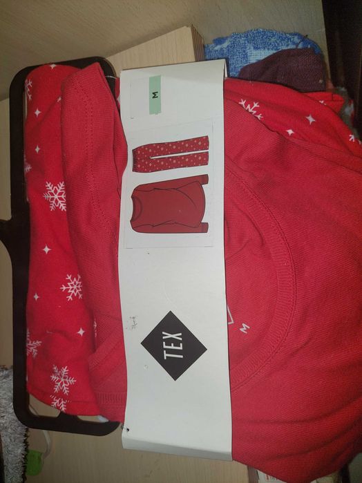 Set de pijama rosu cu fulgi de zapada noua cu eticheta