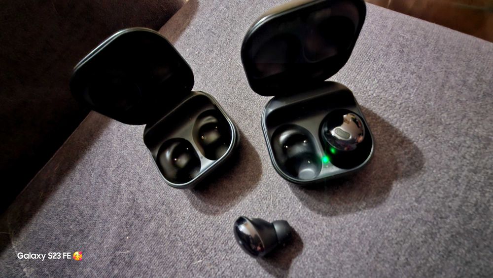 Samsung freebuds 3pro ДВЕ дясни с кейса се проявяват както е ок