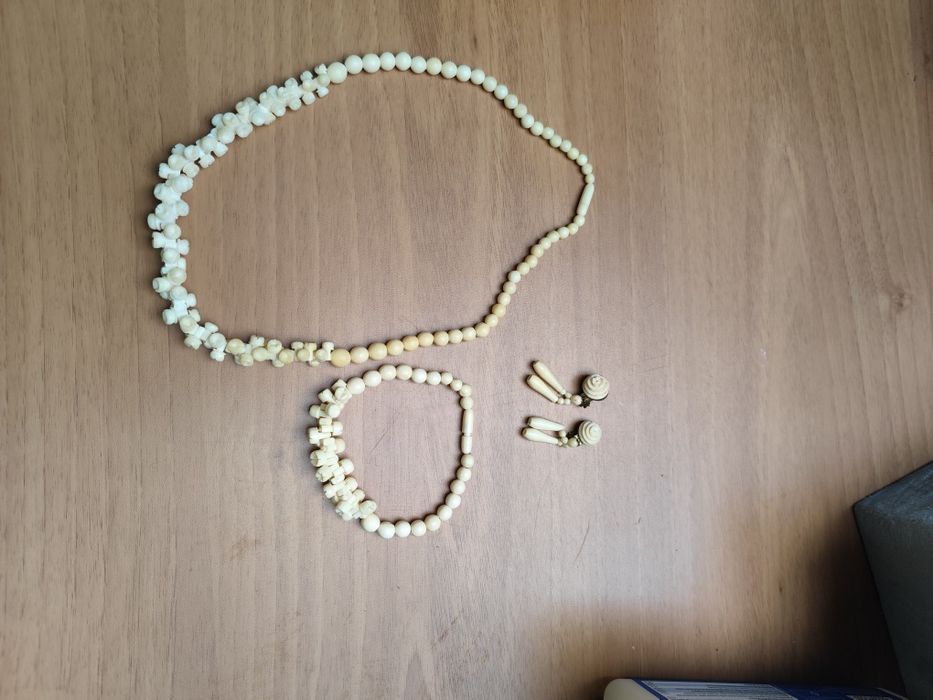 Винтидж комплект бижута от кост с резба ( колие, обици, гривна)