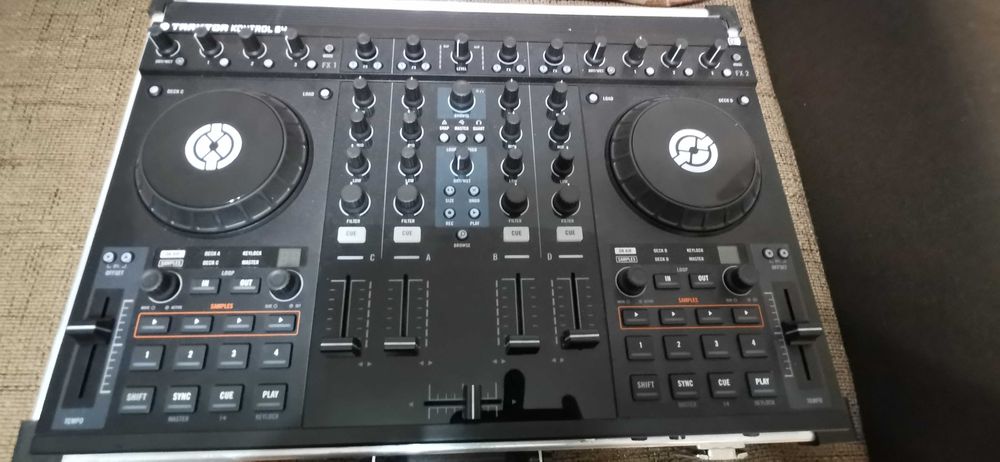 Consola DJ - Traktor S4 MK1