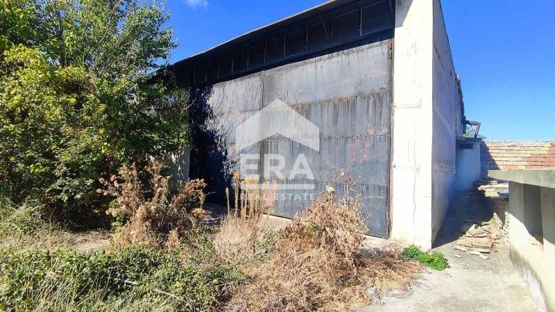 Ексклузивен бизнес имот за продажба с лице на асфалтов път в централна