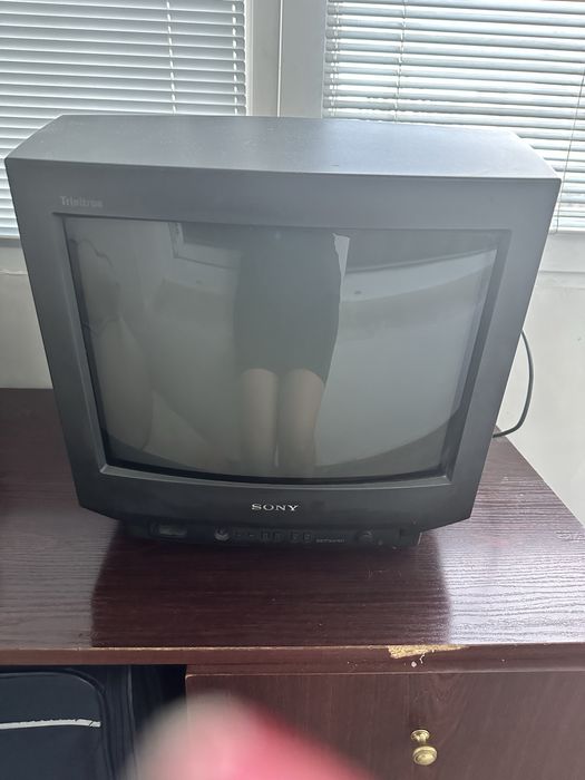 Малък телевизор Sony , идеално работещ