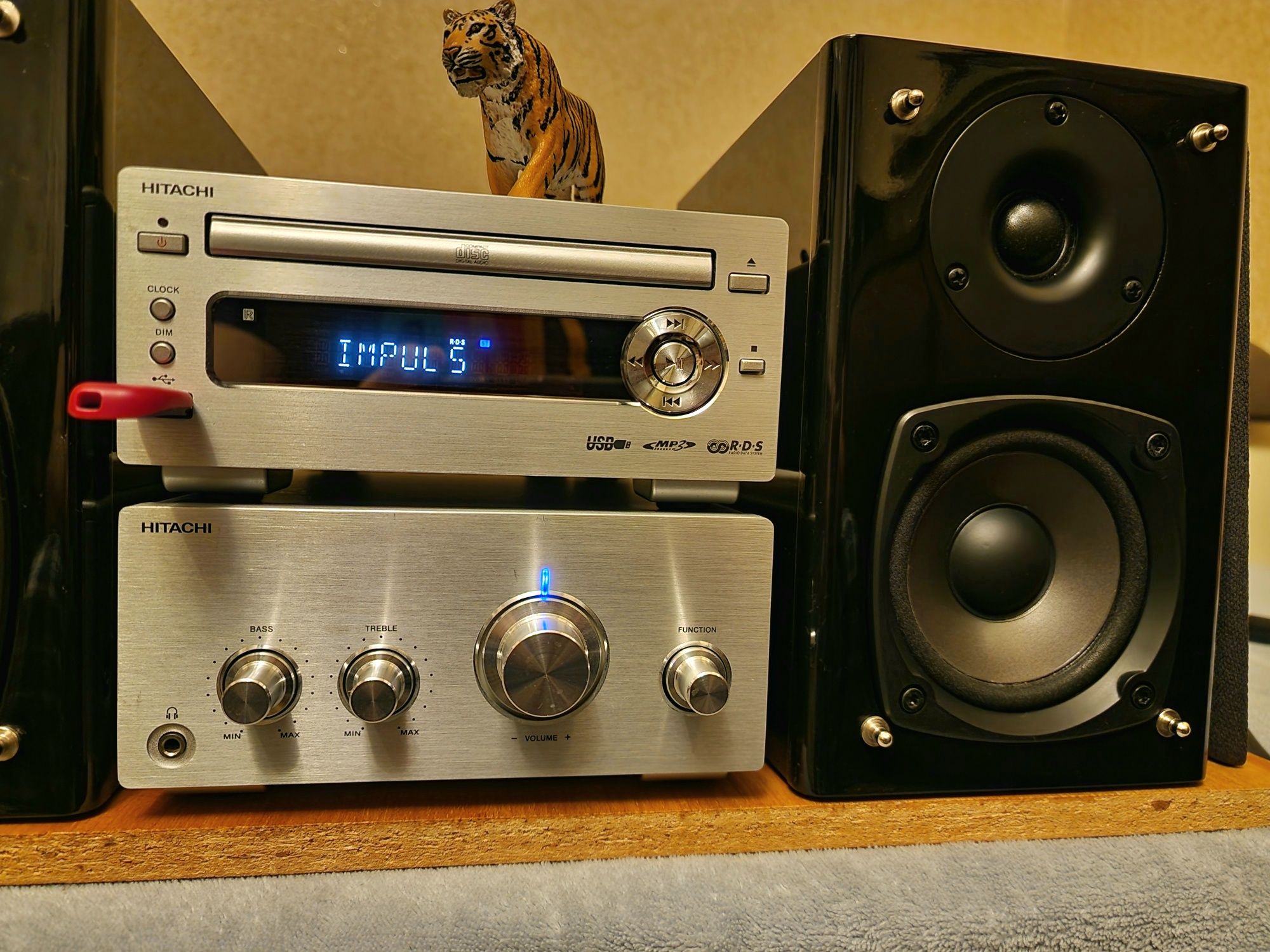 Hitachi AX-M649E. Premium audio system. Operă de artă. Impecabil !