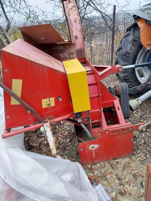 Tocător crengi după tractor