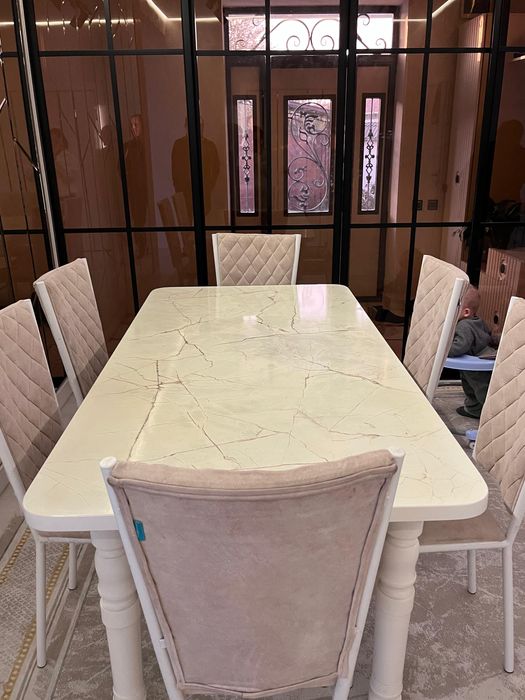 Стол, стулья для гостинной