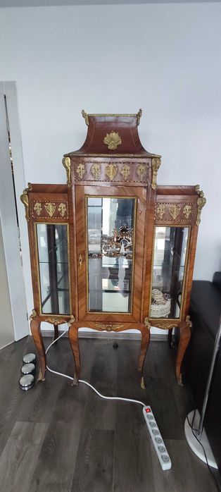 Историческа витрина в стил Empire
