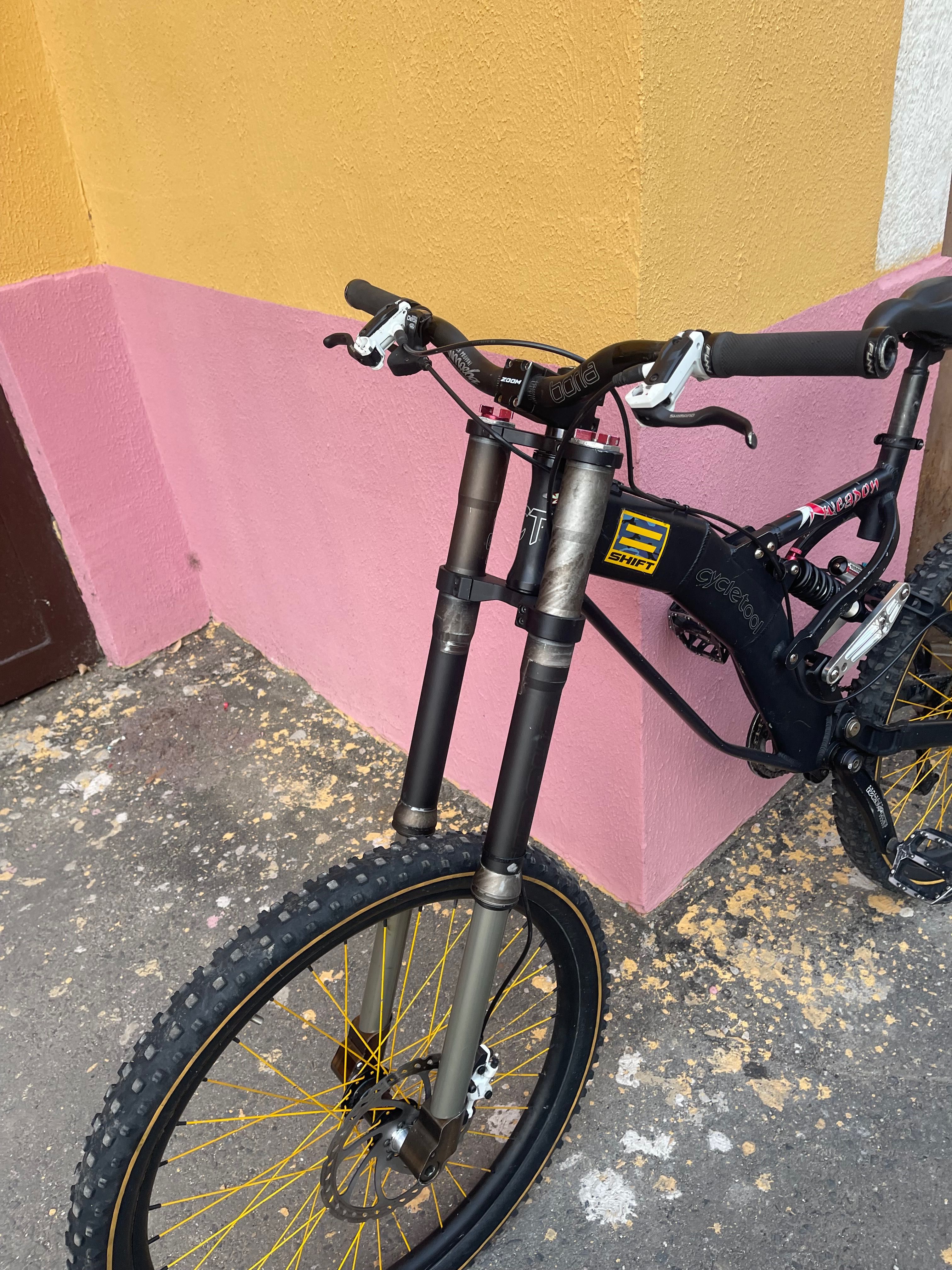 Vând bicicletă de DH Cycletool Weapon