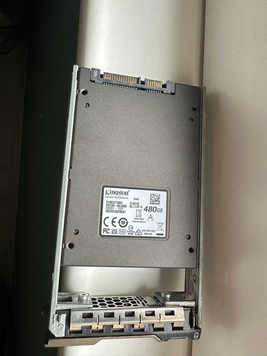 ЛОТ от SSD-та и caddy-та за сървъри