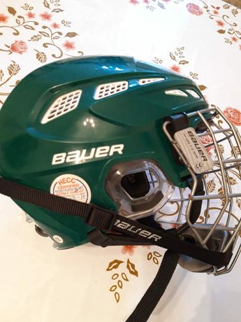 Хоккейный шлем в состоянии нового