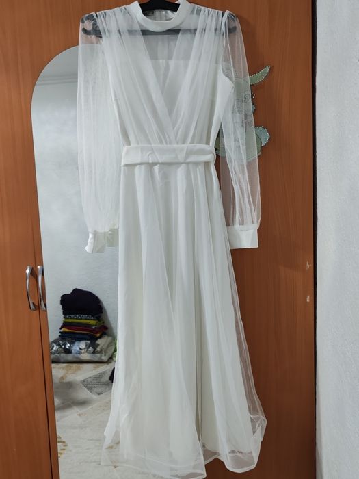 Слегка пышное белое платье