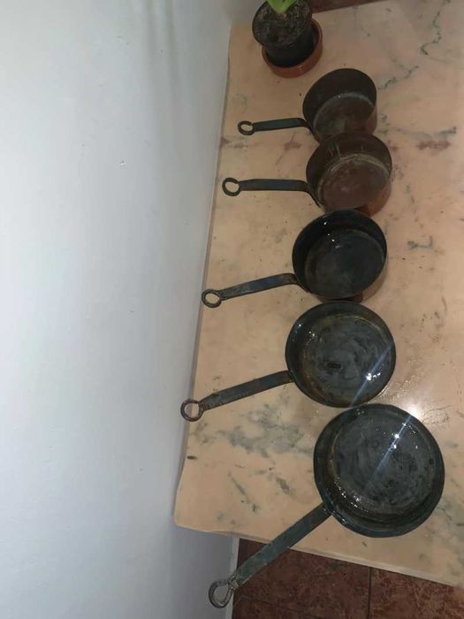 Set de cinci vase din cupru cu maner din fier forjat