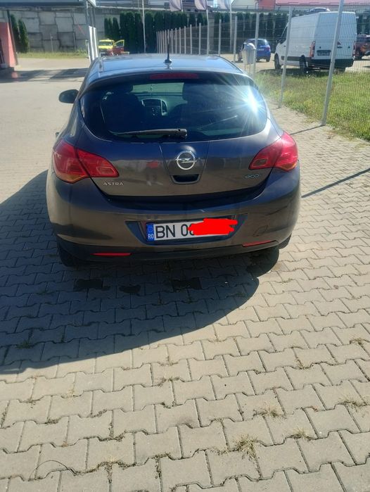 Vând Opel Astra J 2011