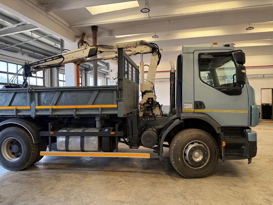 Volvo autobasculanta cu macara, cupa,rotitor si carlig