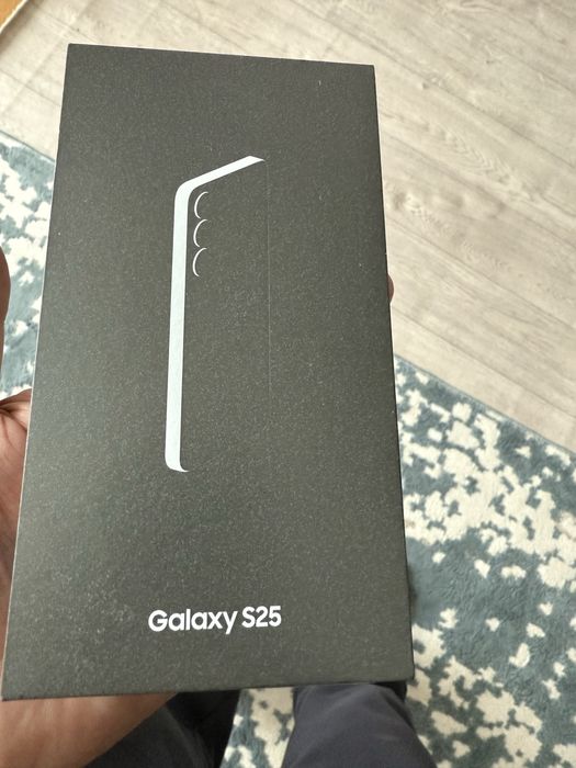 Продам Samsung s25 в отличном состояни. Пользуюсь более одного месяца.