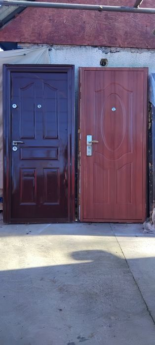 Vînd uși metalice de exterior complete cu chei