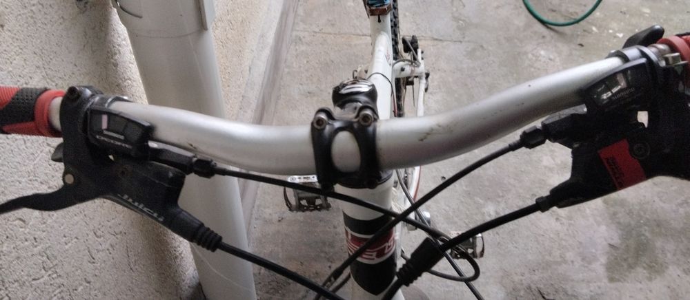 Bicicleta felt echipată Shimano