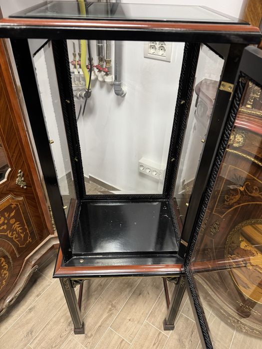 Vitrina centrala pentru expuneri, din lemn cu picturi manuale