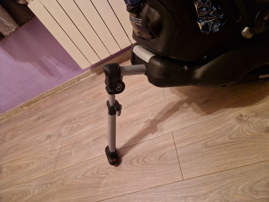 Scoică bebeluși Maxi Cosi Cabrio Fix cu bază cu picior în podea