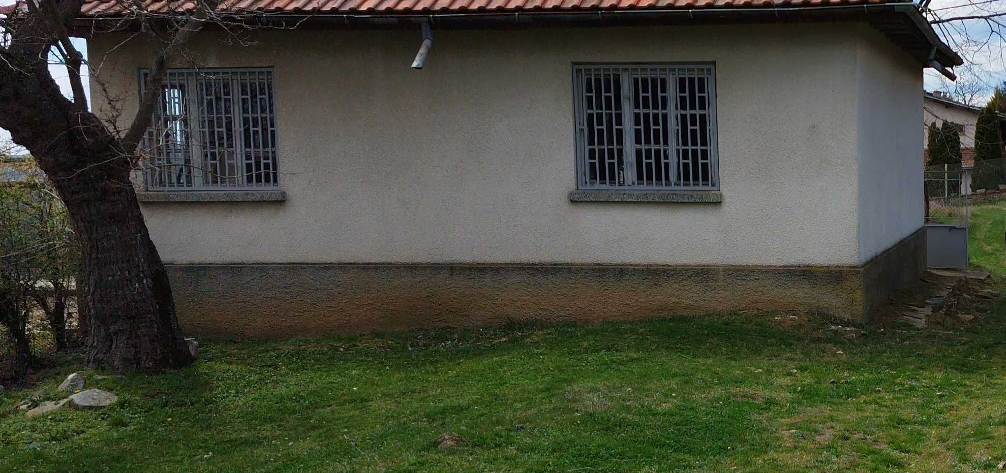 Село Скала,община Сунгурларе.Двор с рушяшта се къща.ток,вода,сонда.