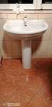 chiuveta baie portelan, cu picior si baterie montata +baterie dus