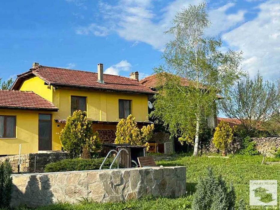 160030 Двуетажна обзаведена къща с басейн и механа в с. Коевци