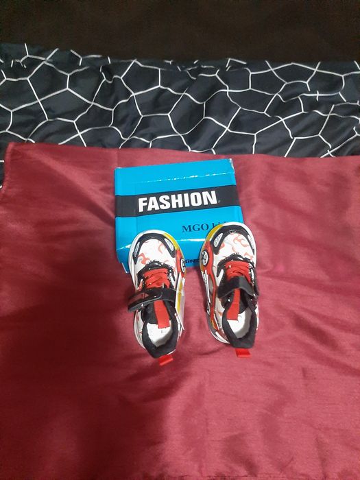 Детски маратонки чисто нови светещи