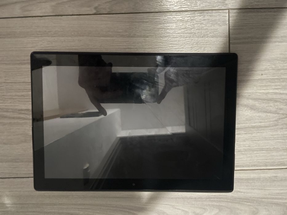 Vand tableta lenovo pentru piese defecta