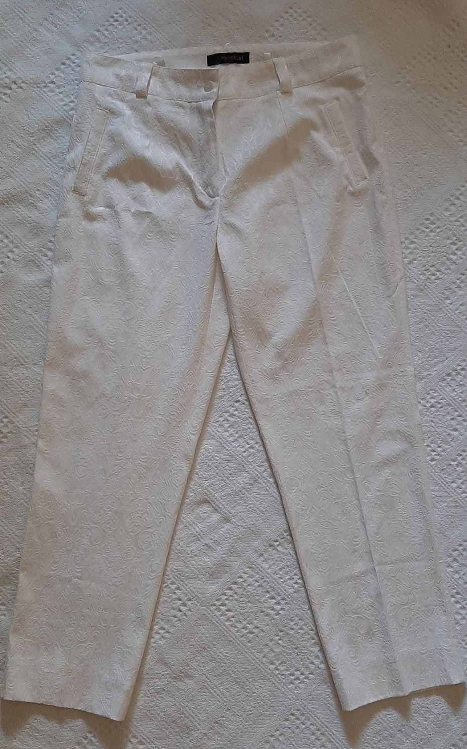 Pantaloni  marimea 40 de culoare alba  eleganti