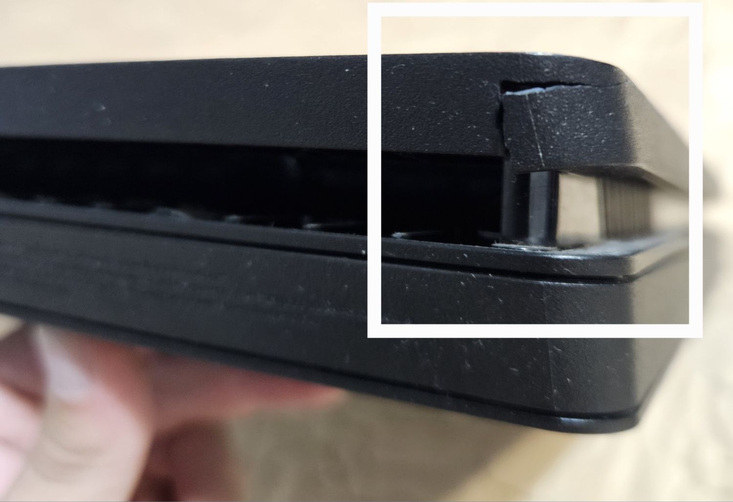 Vand PS4 slim 500gb , 2 Manete si Fifa25