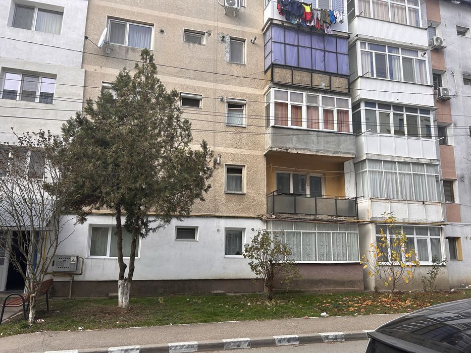Vand apartament doua camere