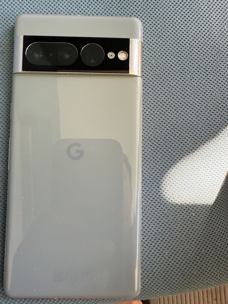 Pixel 7 Pro 128GB Gray în stare foarte bună cu folie pe ecran