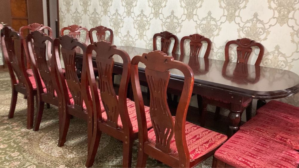 Продаётся недорого  Стол и стулья
