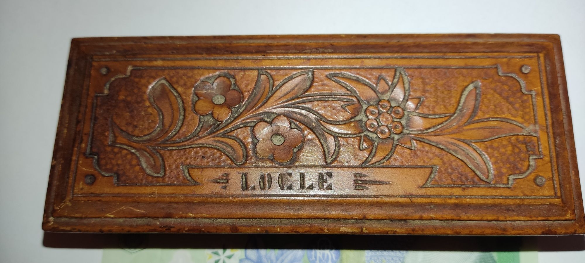 Caseta vintage de  lemn sculptat LOCLE pt bijuterii sau alte utilizări