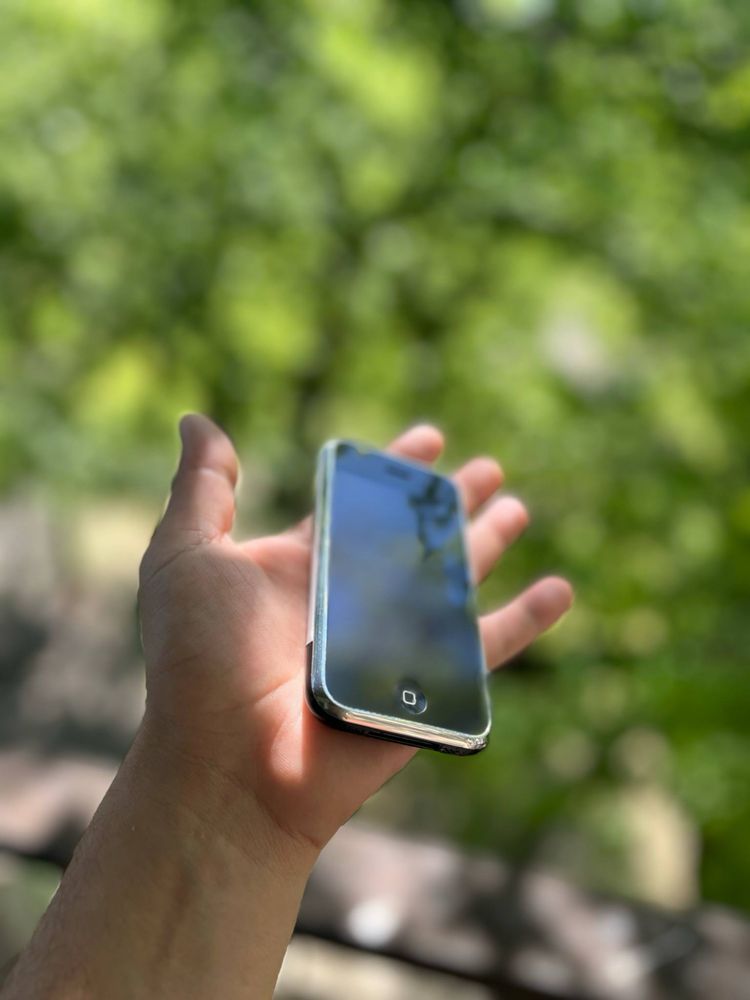 Iphone 2G 8 GB - model de colectie, stare buna