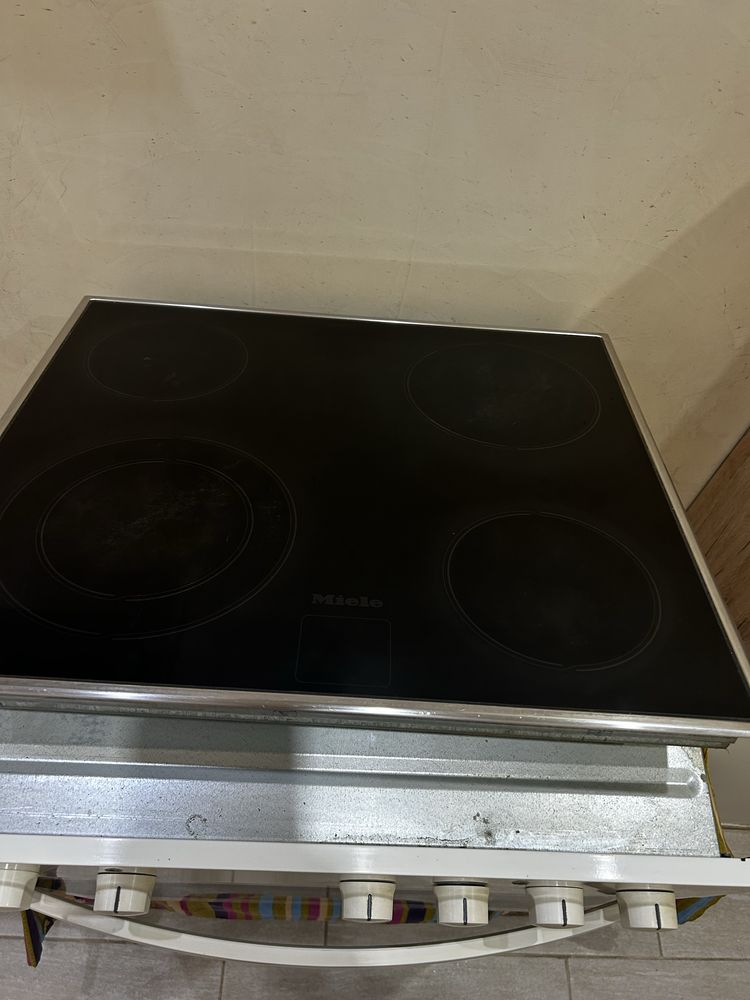 Фурна с плот за вграждане Miele