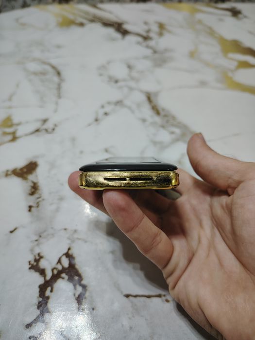 Motorola v8 Luxury Gold Edition