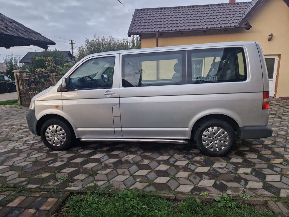 Volkswagen Transporter 9 locuri