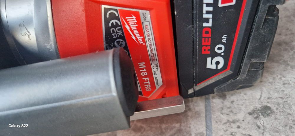 Milwaukee rotopercutor,freza pe acumulator