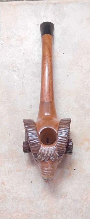 Лула за пушене "Овен". Дърворезба от Генадий Никитин.