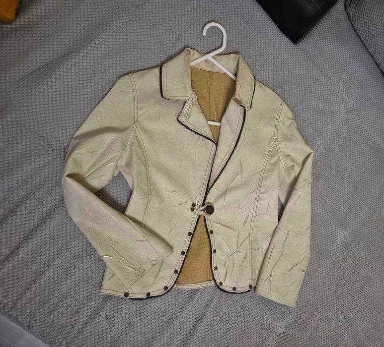 кожено дамско сако -бежов цвят и златисти отенъци