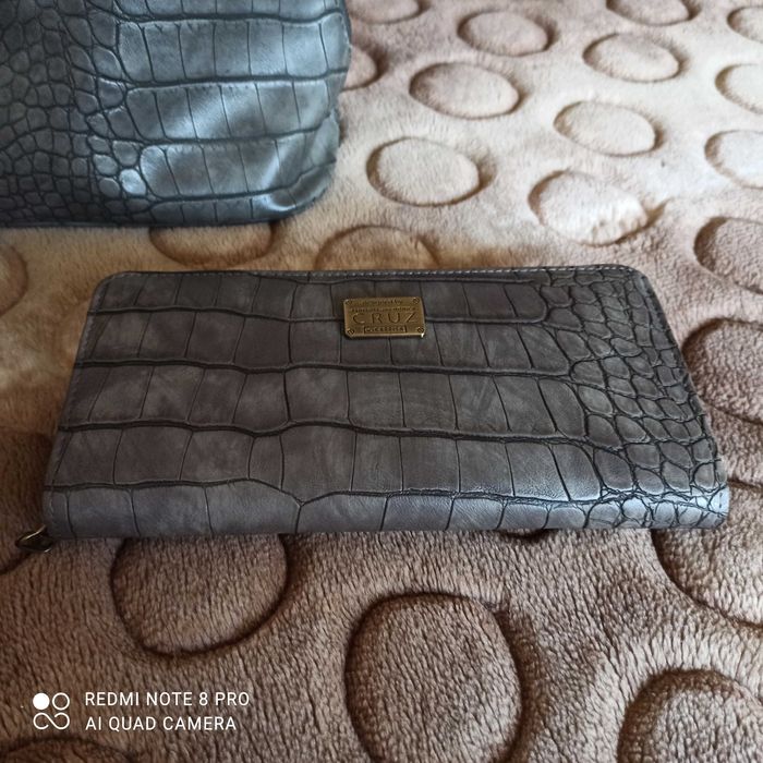 Продавам запазен комплект дамска чанта и портфейл Penelope&Monica Cruz