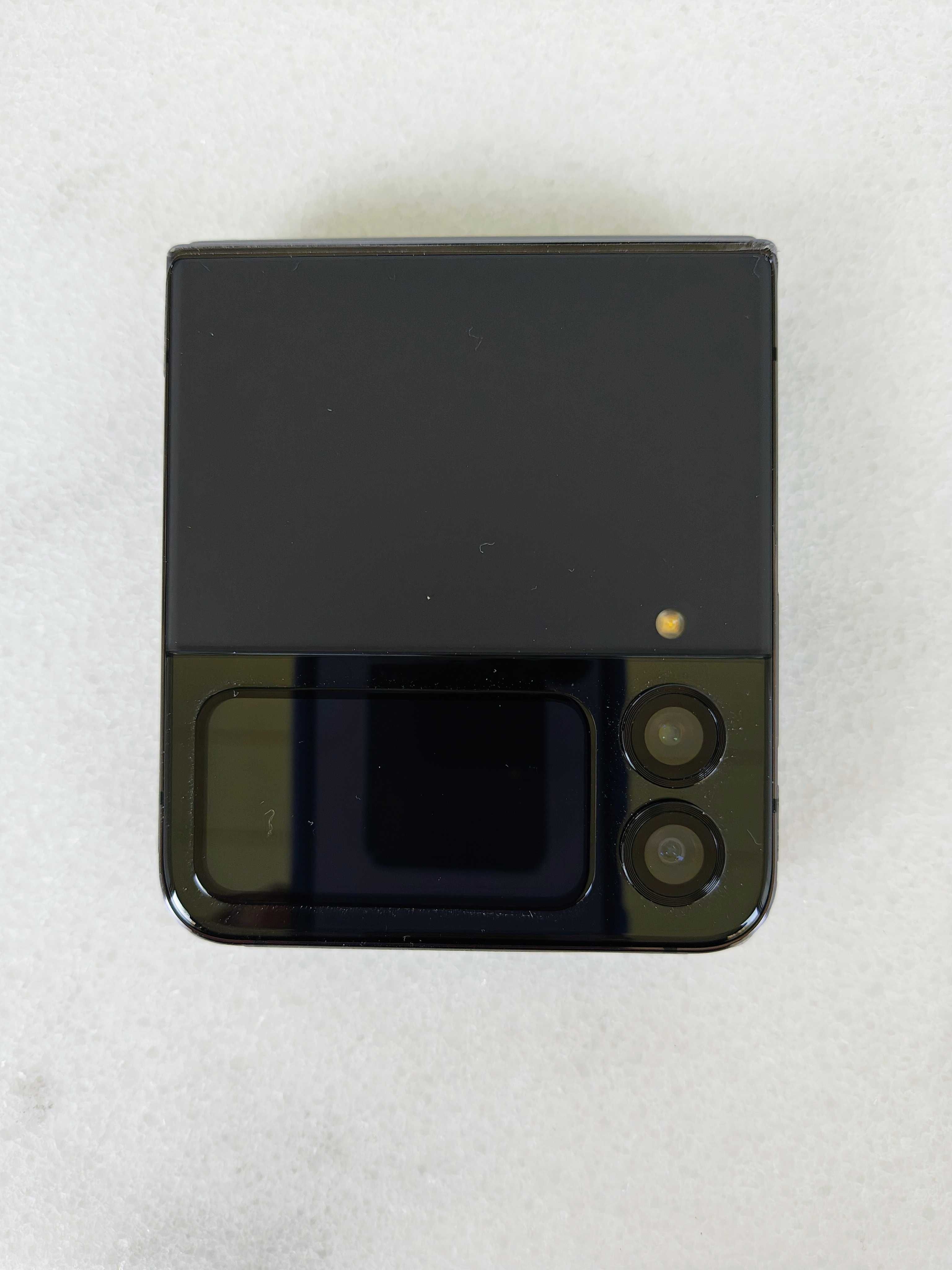 Продавам смартфон Samsung Galaxy Flip4