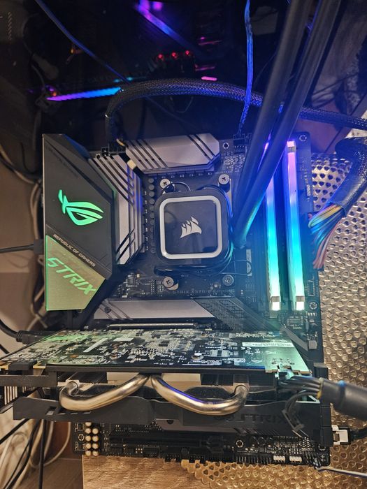 Продавам дъно Asus ROG X570-F и процесор Ryzen 9 3900X